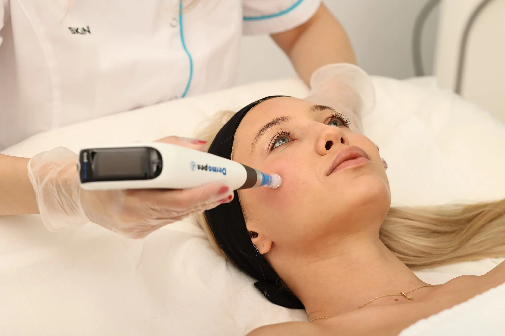 Dermapen, inducție de colagen prin terapia cu microace - Doctor SKiN Dermapen, inducție de colagen prin terapia cu microace
